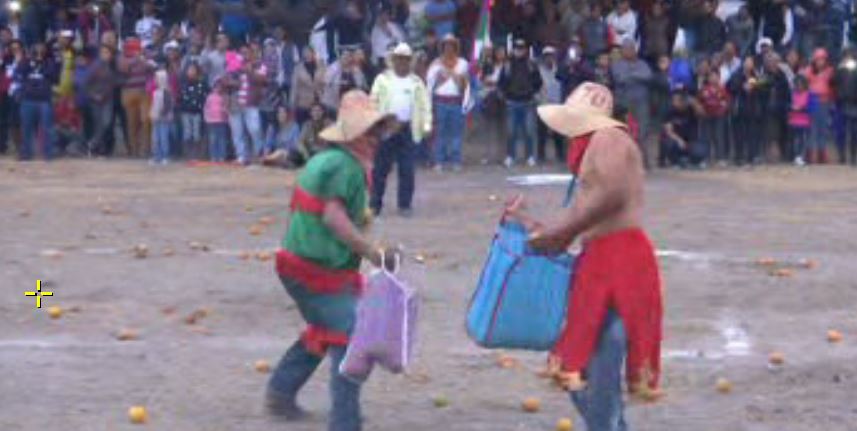 Cada participante carga en su bolsa 25 naranjas, a la señal, niños, mujeres y hombres corren para iniciar la lucha cuerpo a cuerpo (Noticieros Televisa)