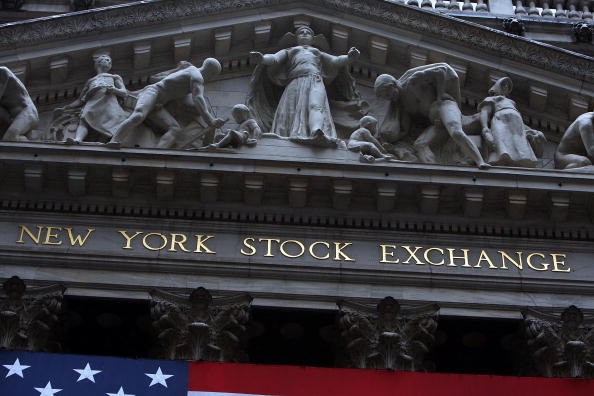 Fachada del Mercado de Valores de Nueva York; los índices abren con resultados mixtos (Getty Images, archivo)
