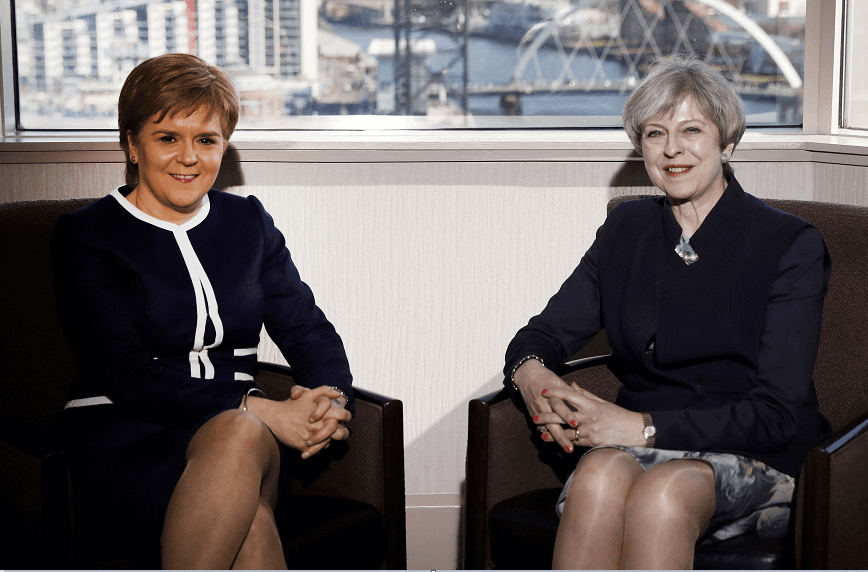 Nicola Sturgeon, ministra principal del gobierno de Escocia y Theresa May, primera ministra de Reino Unido. (Reuters)