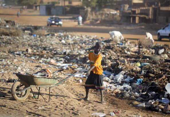 Un niño recoge basura en Niamey, Nigeria. (Getty images, archivo)