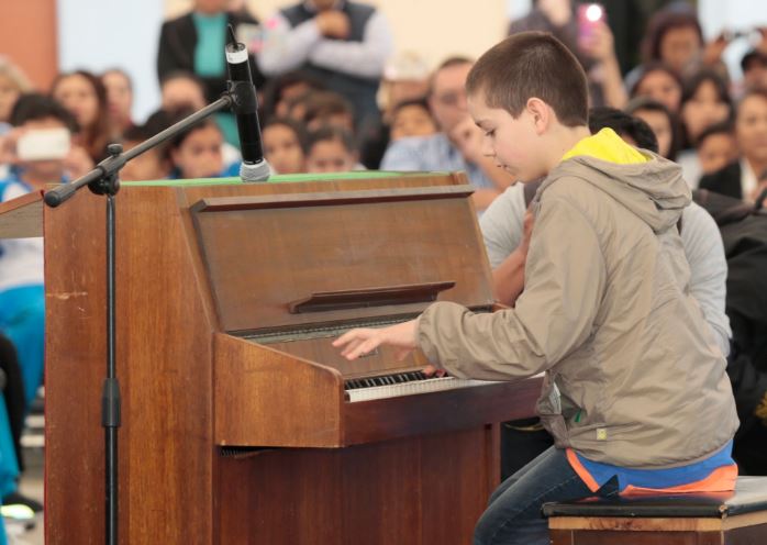 Niño pianista Sergio Vargas Escoruela interpreta ‘Fantasía Impromptu’, de Chopin, en la escuela primaria Ignacio Zaragoza. (Twitter/ @aurelionuno)
