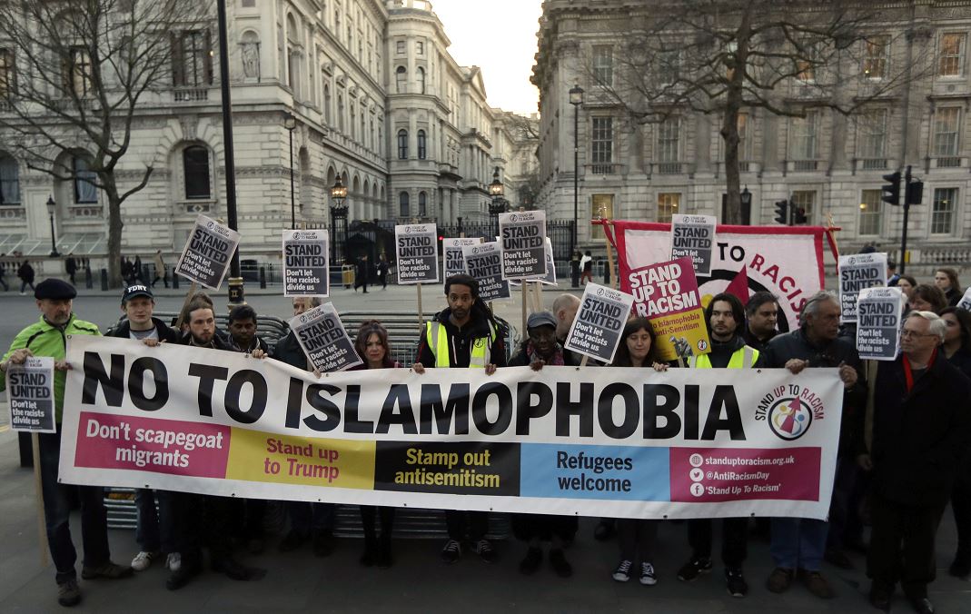 La gente sostiene una pancarta durante la 'Vigilia de la Unidad' contra el racismo y la islamofobia en reacción al ataque del miércoles en Londres. (AP)