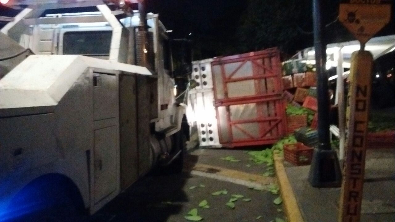 Camión vuelca sobre Prolongación División del Norte; el incidente no deja lesionados (Twitter @Miguelkuco)