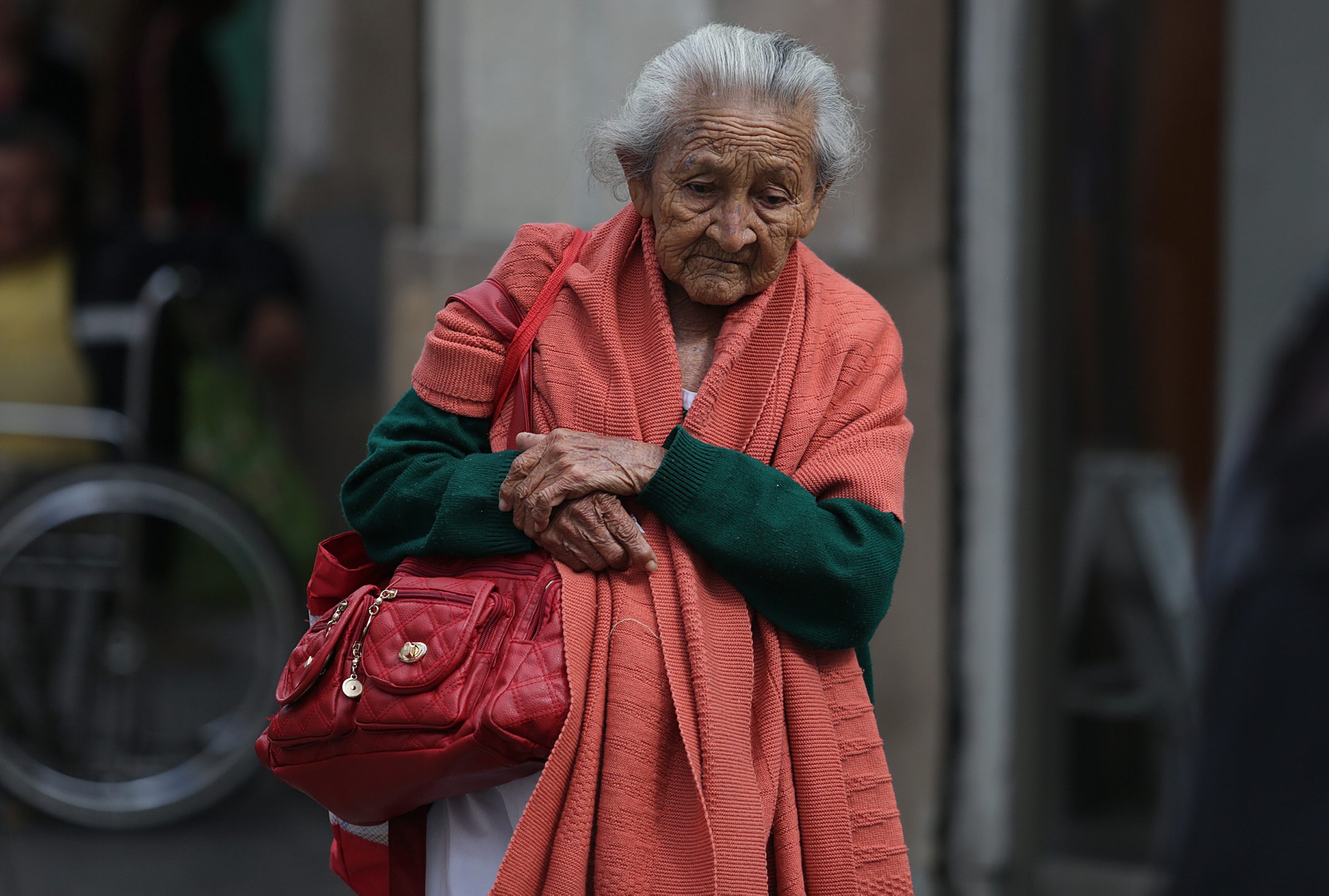 Mujer se cubre en una mañana fría; el cielo de la Ciudad de México permanece nublado con probabilidad de lluvia ligera (NTX, archivo)