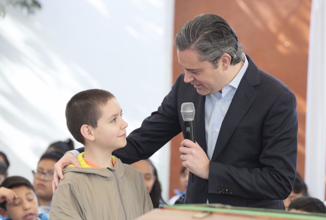 Nuño presenta a niño pianista en la primaria Ignacio Zaragoza de la CDMX. (Twitter/@aurelionuno)