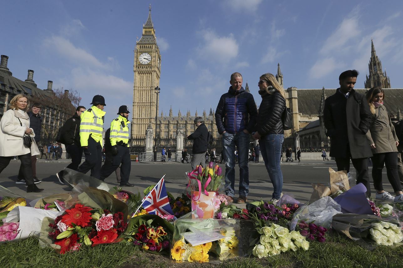 Ofrenda floral en honor a las víctimas del atentado del miércoles pasado frente al Parlamento británico. (AP)