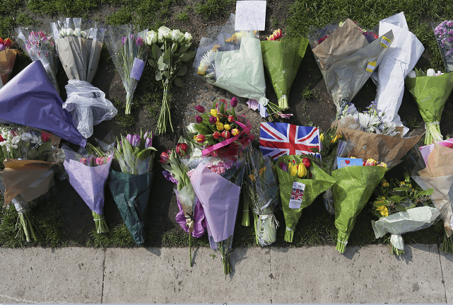 Ofrendas florales en honor a las víctimas del ataque terrorista en Londres. (AP)