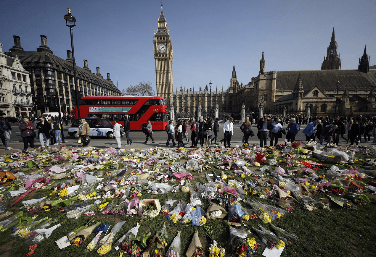 Ofrendas florales para las víctimas del atentado en Londres. (AP)