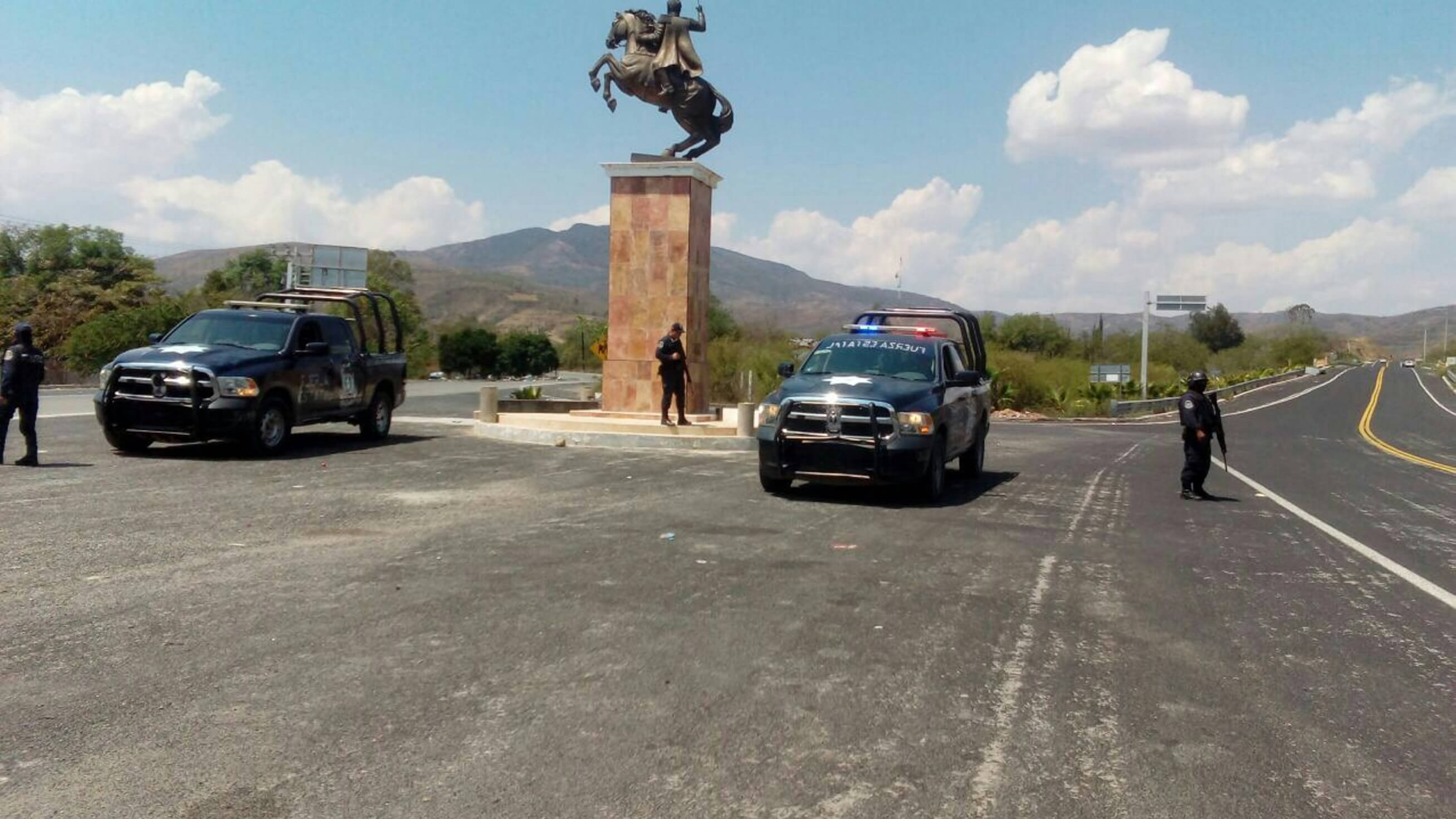 Aseguran armas, vehículos y dinero en Ciudad Altamirano, Guerrero