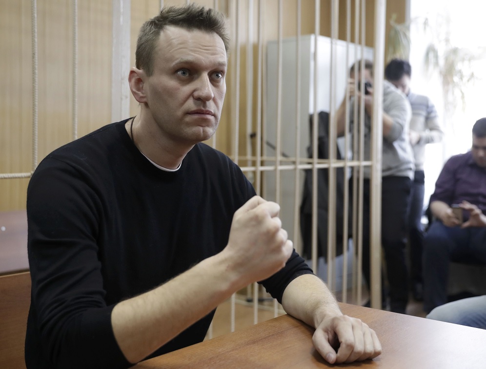 El líder de la oposición rusa Alexei Navalny asiste a una audiencia tras ser detenido en la protesta contra la corrupción y exigir la renuncia del primer ministro Dmitry Medvedev (Reuters)