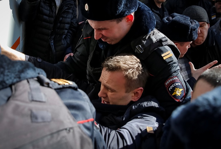 Agentes de policía detienen al candidato a la presidencia de Rusia, Alexéi Navalni, durante una manifestación en Moscú (Reuters)