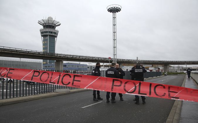 Las operaciones en el aeropuerto fueron interrumpidas en su totalidad. (AP)