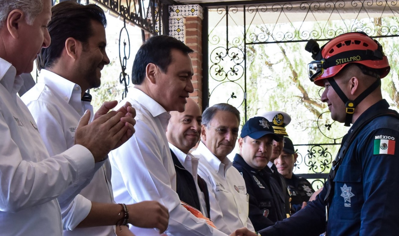 El titular de Segob, Miguel Ángel Osorio Chong, encabezó la entrega de equipamiento a la Policía Federal en materia de Protección Civil.