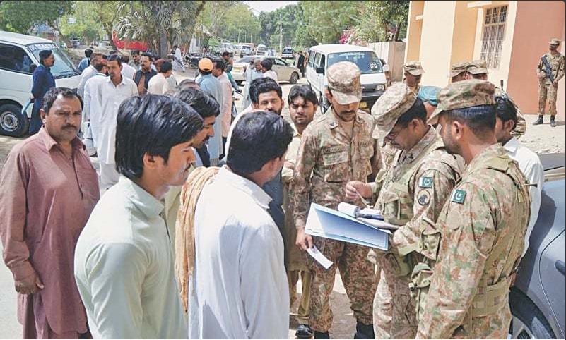 Militares ayudan a realizar el censo de población en Pakistán