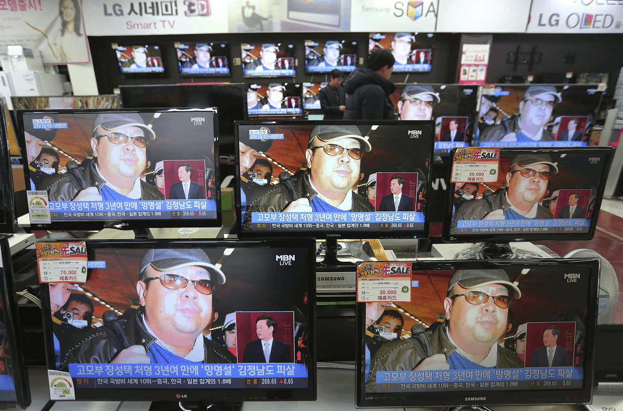 Pantallas en una tienda de Corea del Sur muestran la imagen de Kim Jong-nam, hermano mayor del líder norcoreano, asesinado en Kuala Lumpur. (AP)
