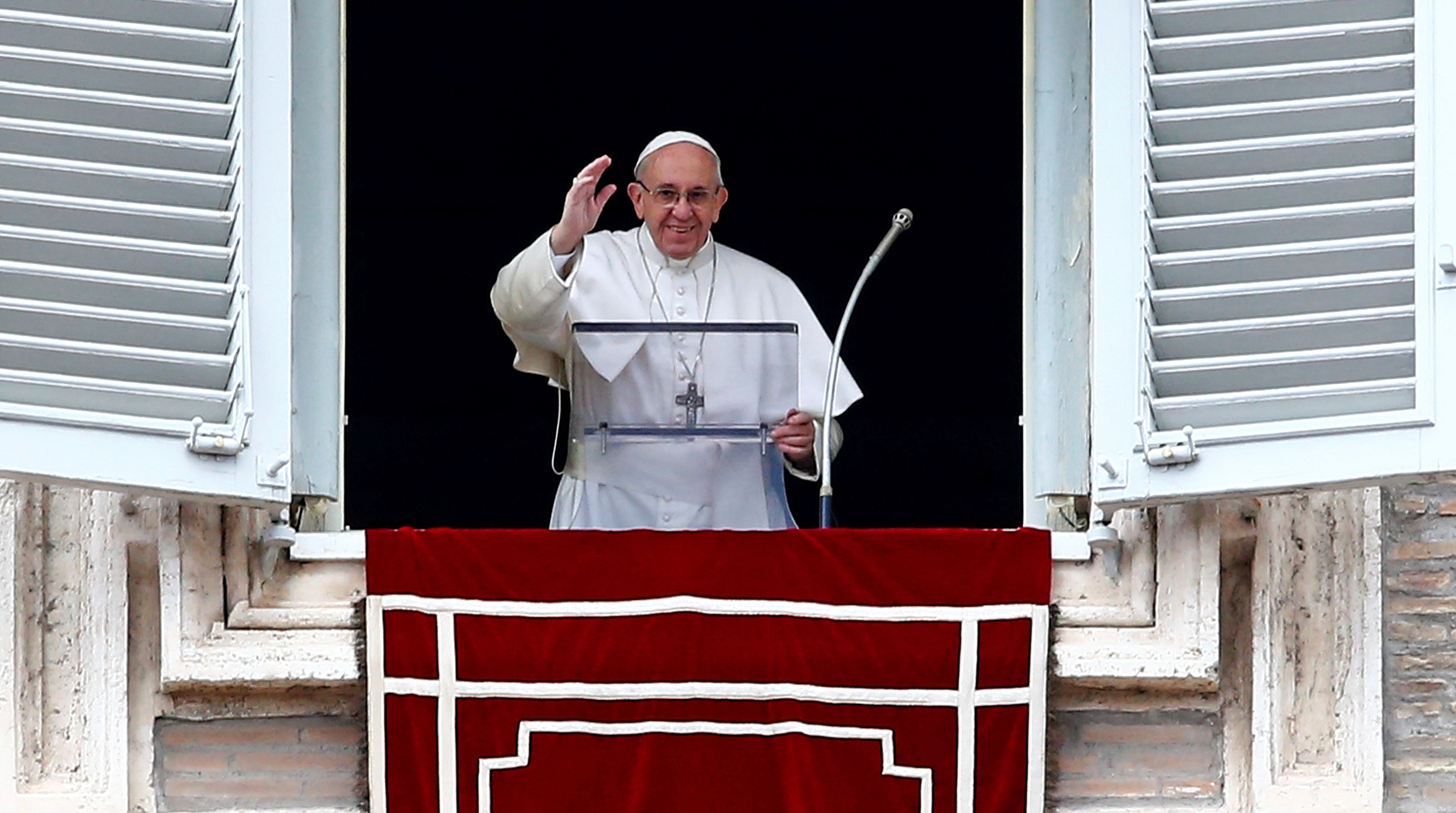 El papa Francisco agita su mano mientras dirige la oración del Angelus en la plaza de San Pedro, en el Vaticano (Reuters)
