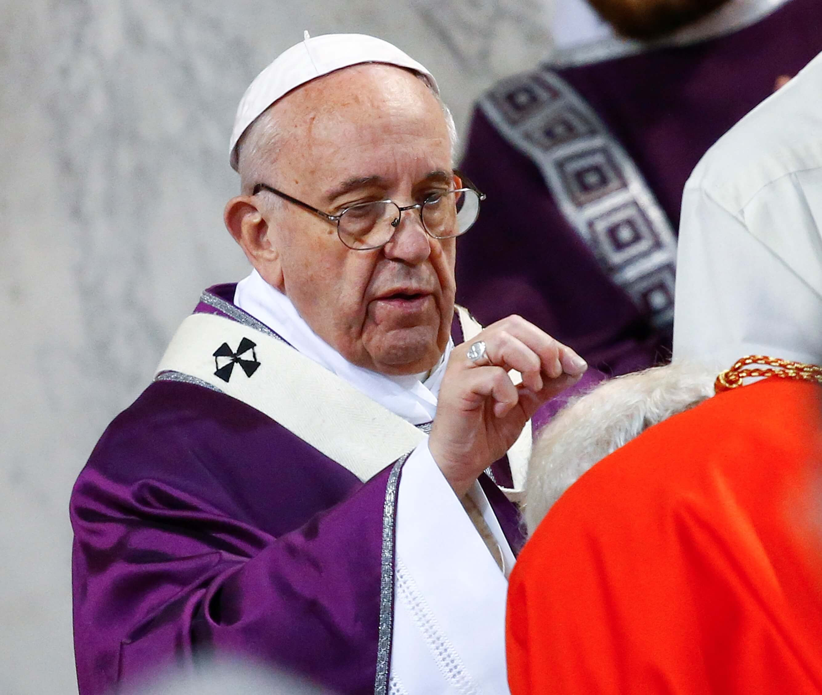 El papa Francisco pone la cruz de ceniza en la cabeza de un cardenal durante la misa del Miércoles de Ceniza en la basílica de Santa Sabina, en Roma, Italia..(Reuters)