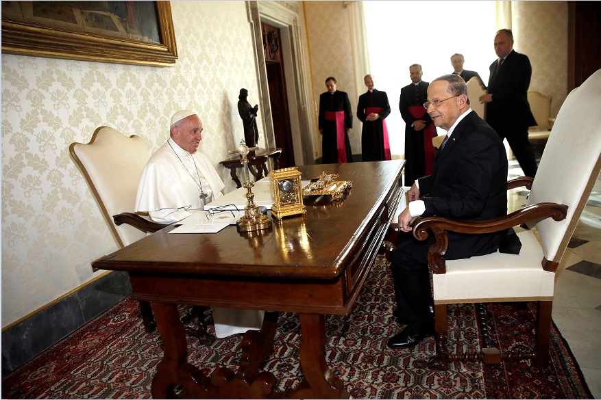 El papa Francisco y el presidente de Líbano, Michel Aoun, sostienen una reunión en el Vaticano (Reuters)