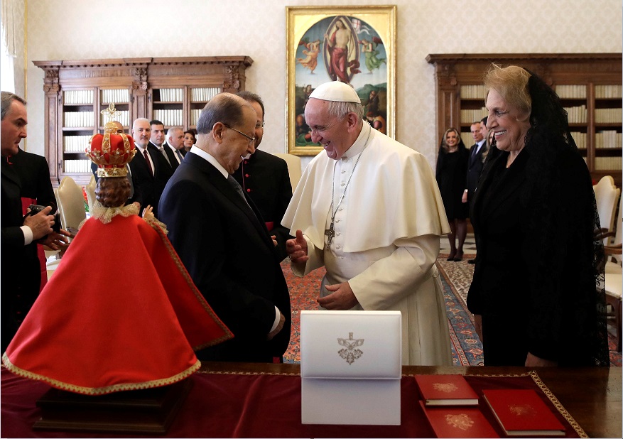 El papa Francisco y el presidente de Líbano, Michel Aoun, intercambian regalos durante una reunión en el Vaticano (Reuters)