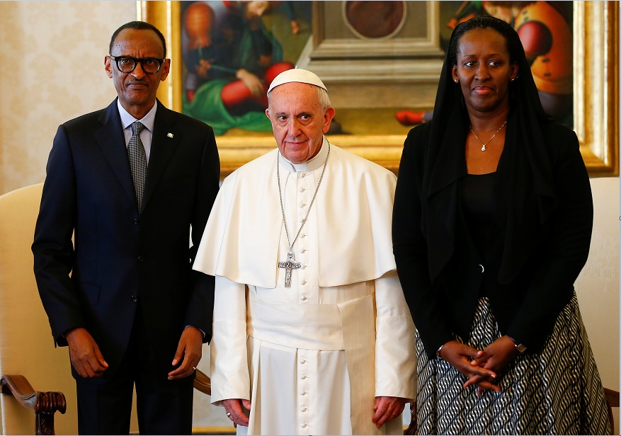 El papa Francisco posa con el presidente de Ruanda, Paul Kagame, y su esposa Jeannette, tras sostener un encuentro (Reuters)