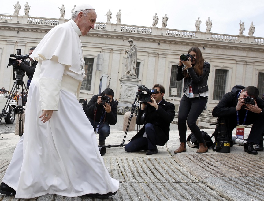 El papa Francisco acude a la audiencia general semanal en la Plaza de San Pedro en el Vaticano (Reuters)