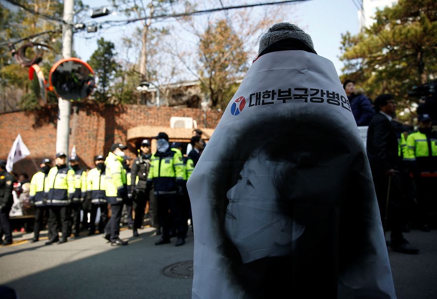 Los seguidores de la exmandataria Park Geun-hye se enfrentan a la Policía y a periodistas para tratar de impedir que varios fotógrafos tomarán imágenes del interior de la casa de la expresidenta, situada en el exclusivo distrito de Gangnam. (AP)