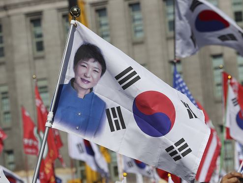 La presidenta de Corea del Sur fue destituida de manera unánime por el Tribunal Constitucional. (AP)