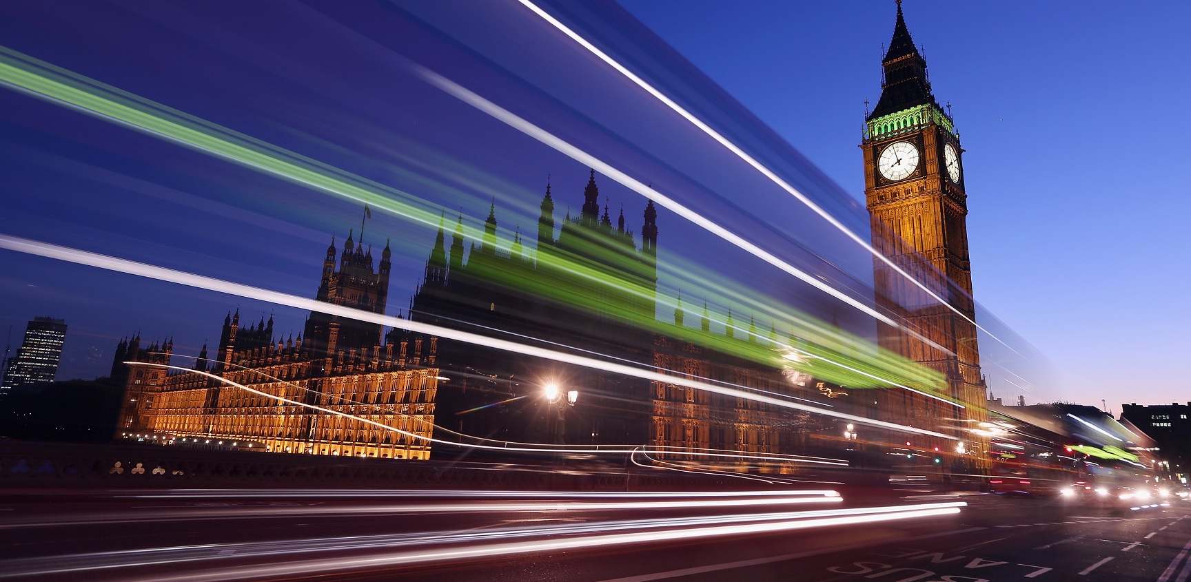 Un autobús viaja a lo largo del puente de Westminster en las inmediaciones del Parlamento británico (Getty Images)