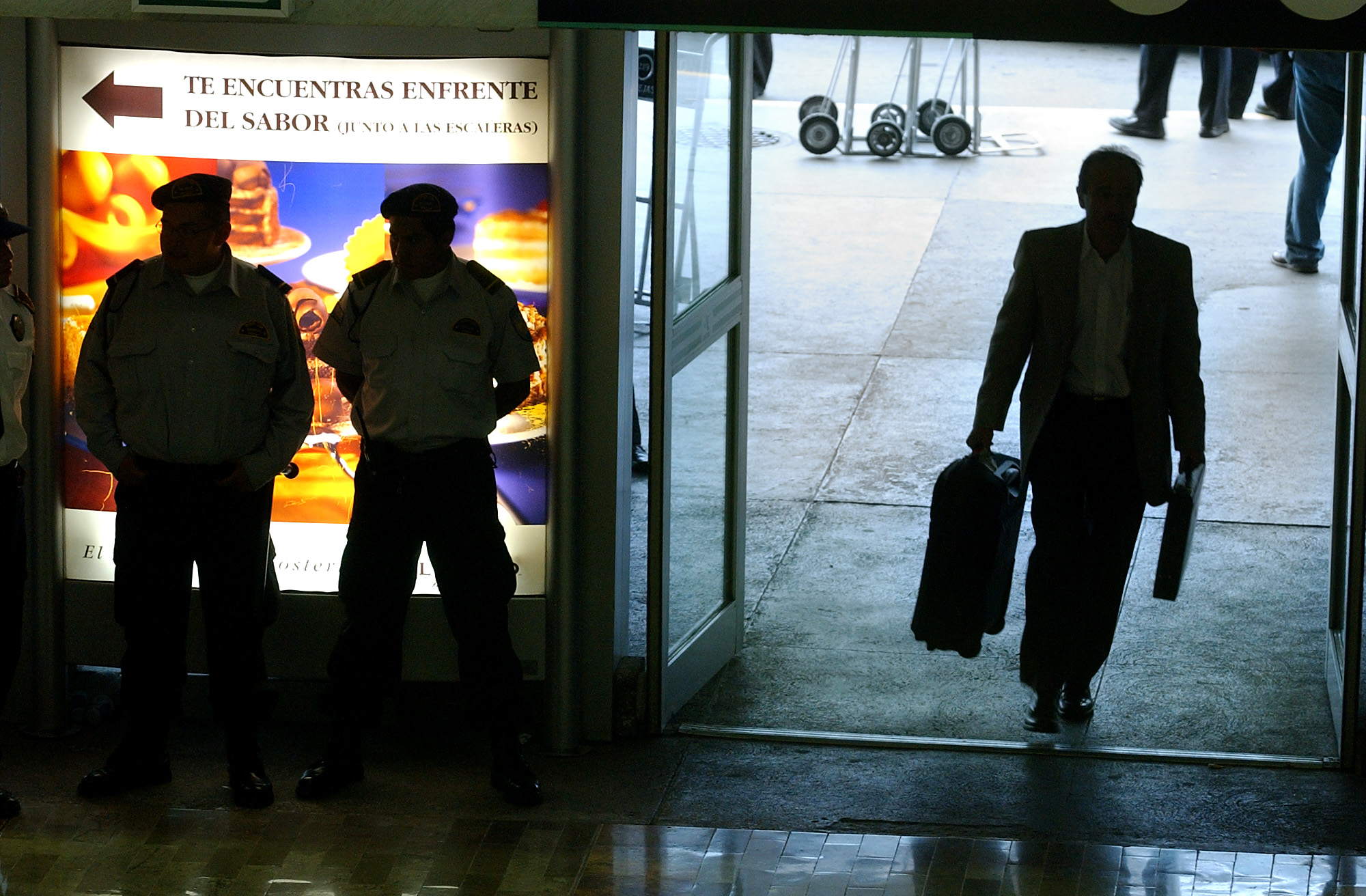 Un pasajero entra con su maleta al Aeropuerto Internacional de la Ciudad de México, AICM (Ap, archivo)