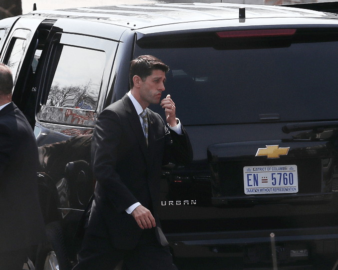 Paul Ryan a su llegada a la Casa Blanca para informar a Trump sobre el plan de salud. (Getty Images)