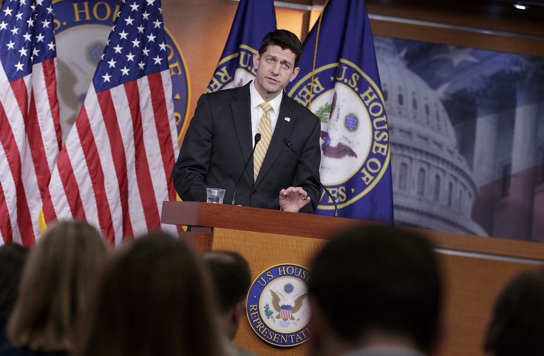 El presidente de la Cámara de Representantes, Paul Ryan, habla con los periodistas en el Capitolio de Washington sobre Jeff Sessions (AP)