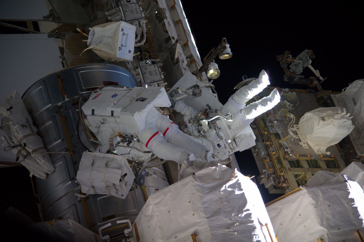 Peggy Whitson, astronauta de la NASA, realizó el octavo paseo espacial de su carrera este jueves en la Estación Espacial Internacional. (Twitter @Thom_astro)
