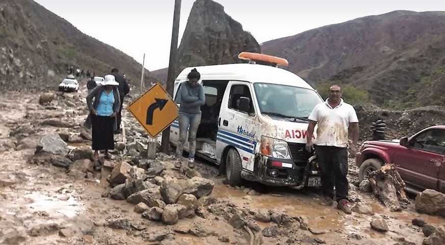 Carreteras han sido afectadas por las inundaciones y deslizamientos de tierra en Perú (Twitter @sociedad_ECpe)