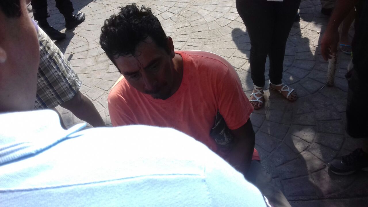 Personal de urgencias auxilia a uno de los pescadores desaparecidos en Huatulco (Gobierno de Oaxaca)
