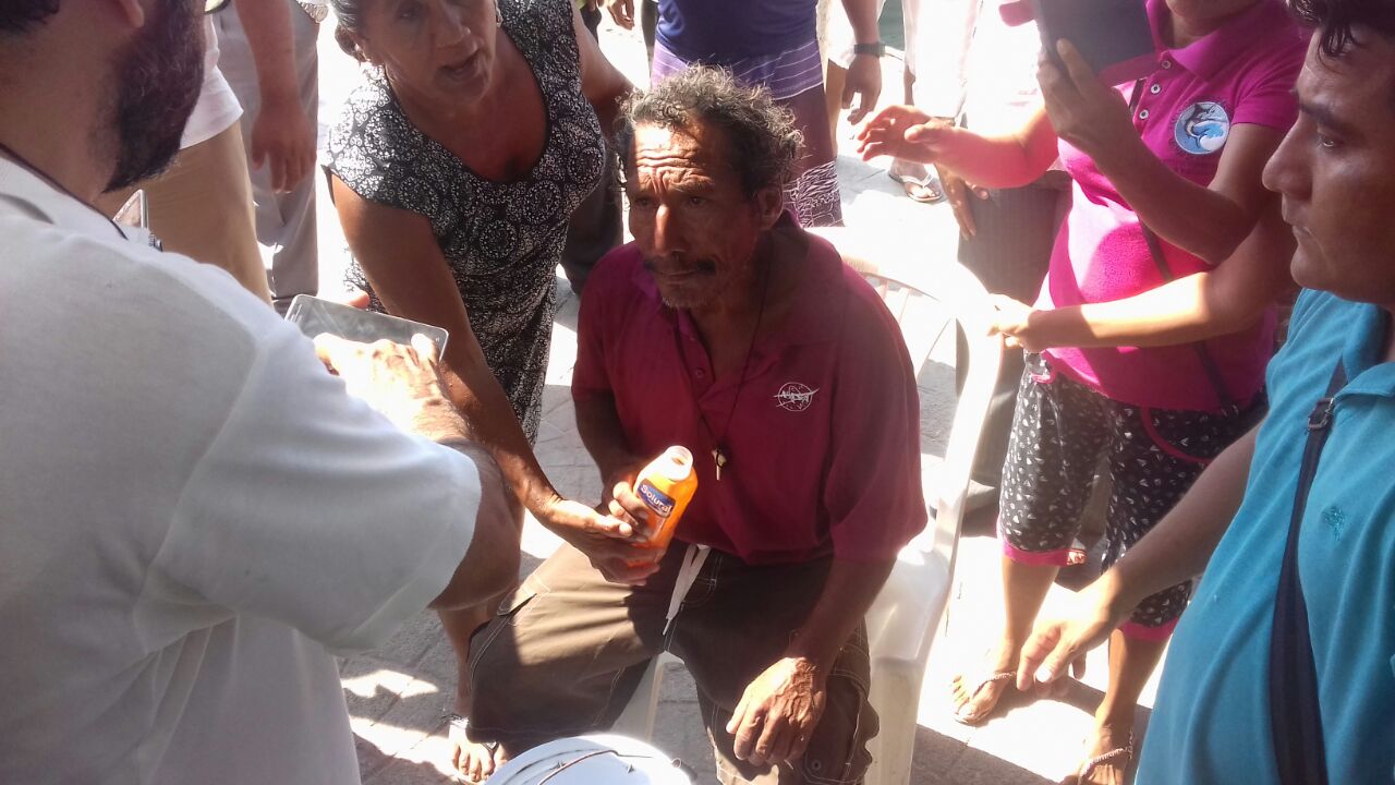 Personal de urgencias auxilia a uno de los pescadores desaparecidos en Huatulco (Gobierno de Oaxaca)