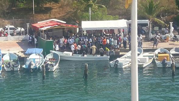 Los pescadores desaparecidos llegan al embarcadero Santa Cruz de Bahías de Huatulco, Oaxaca (Noticieros Televisa)