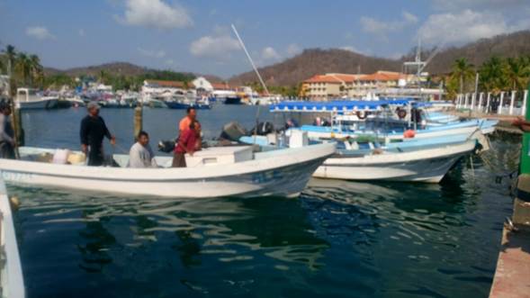 Los pescadores desaparecidos llegan al embarcadero Santa Cruz de Bahías de Huatulco, Oaxaca (Noticieros Televisa)