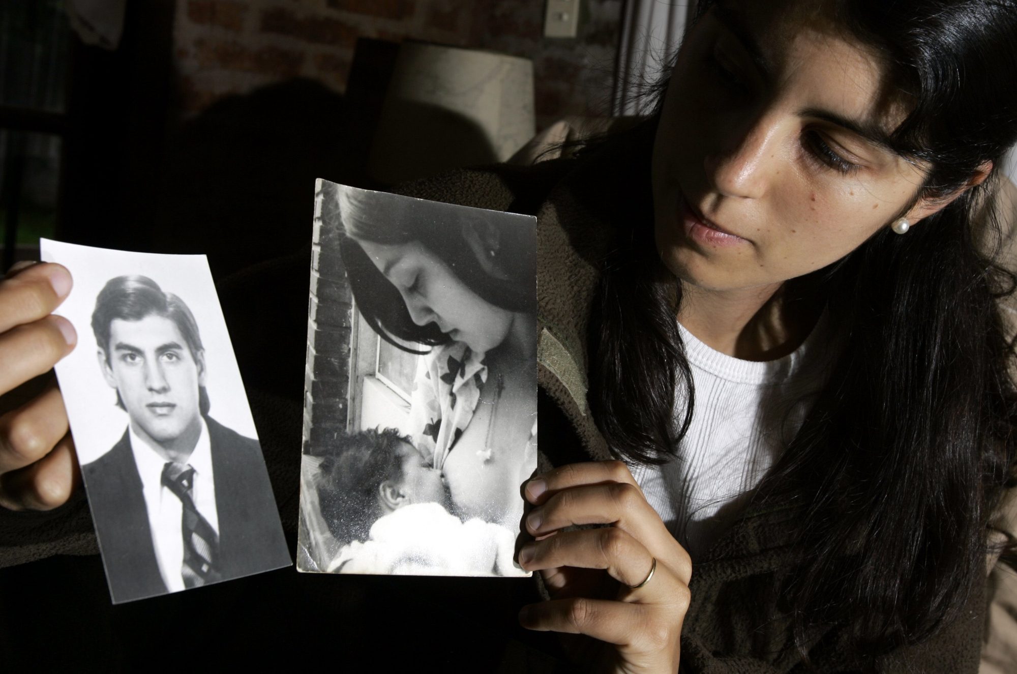 Clara Petrakos, muestra fotos de sus padres desaparecidos durante la Dictadura después de que su madre diera a luz en un centro de detención clandestino.