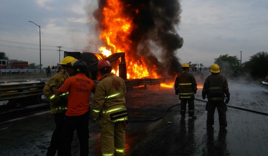 Bomberos laboran en el incendio de una pipa con gasolina en la autopista Monterrey-Reynosa a la altura de Municipio de Juárez (Twitter @BomberosNL)