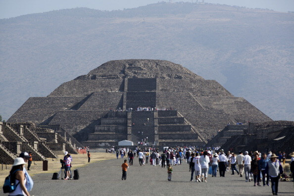Miles de personas visitaron la zona arqueológica de las pirámides de Teotihuacán. (Getty Images, archivo)