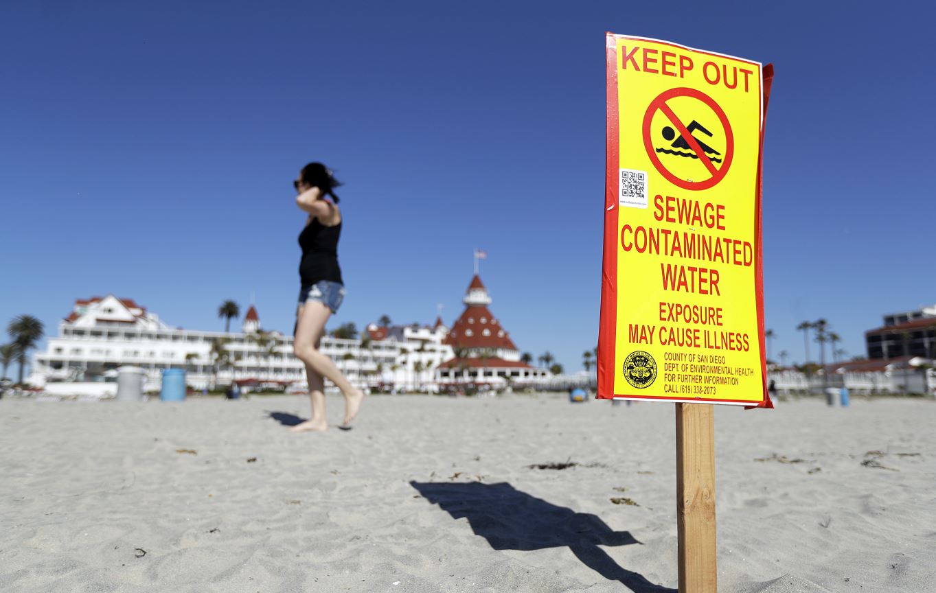 Los efectos de las aguas negras de Tijuana comenzaron a ser visibles en Imperial Beach, en California. (AP)