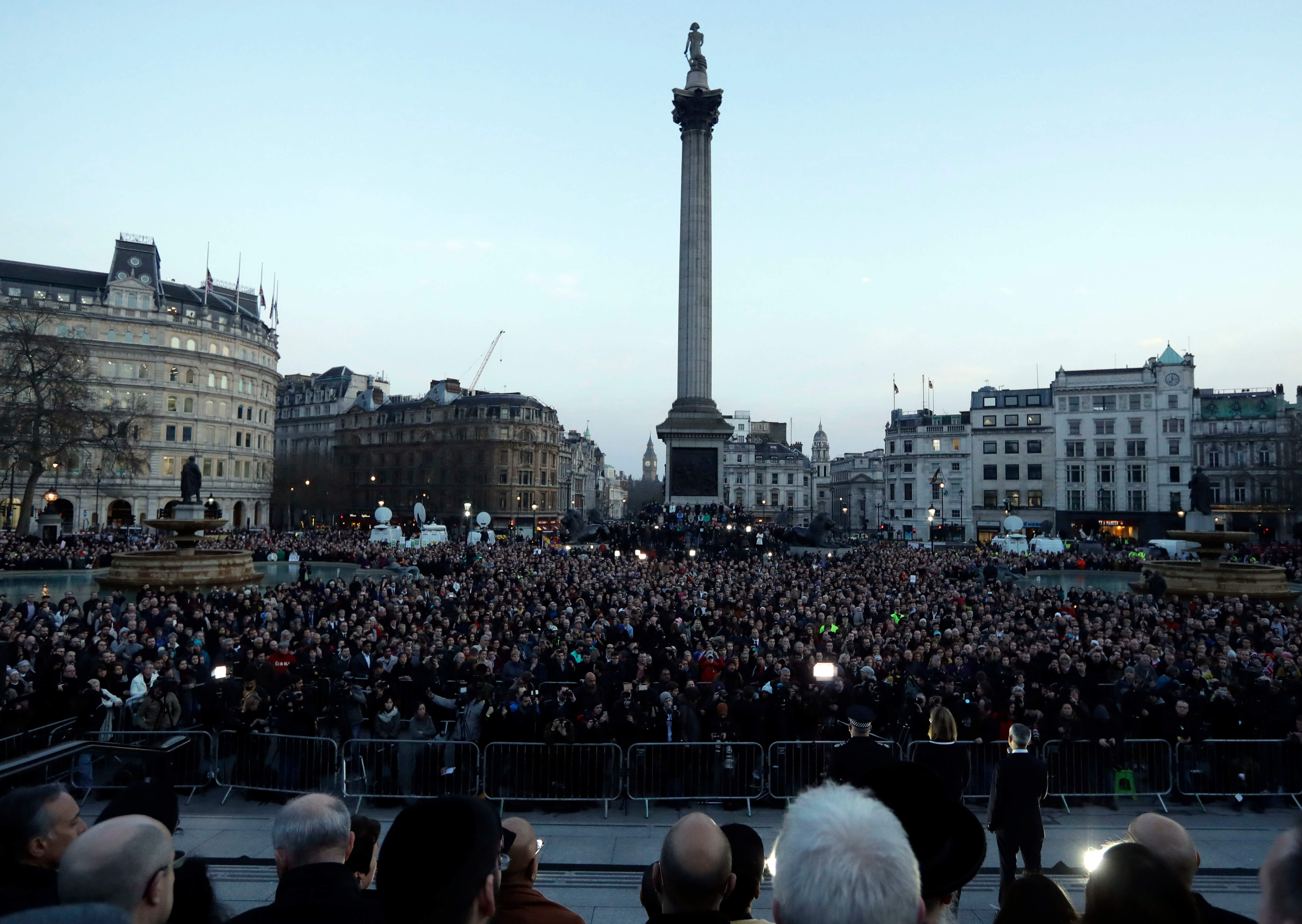 Rinden homenaje en la Plaza Trafalgar de Londres a víctimas del atentado (AP)