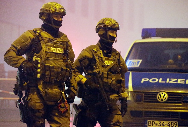 Elementos de la policía alemana armados con ametralladoras patrullas las calles (Getty Images/archivo)