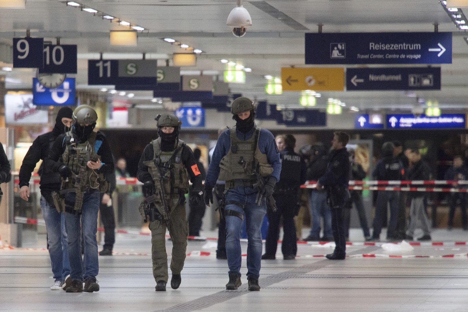 Policía de Alemania arresta a hombre luego de atacar con un hacha en la estación de Duesseldorf. (AP)