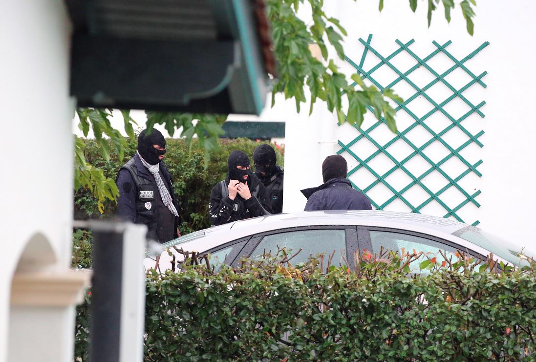 La policía francesa detiene al líder del grupo militante vasco ETA, (AP)