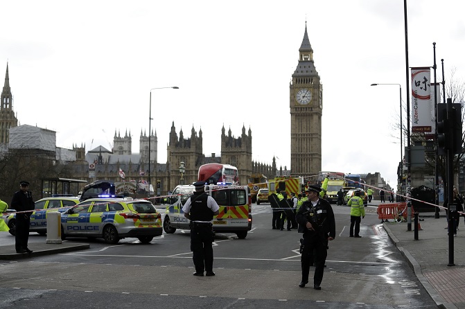 La policía de Londres asegura el área del lado sur del puente de Westminster cerca del Parlamento británico (AP)