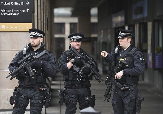Policías armados montan guardia cerca del Parlamento en Londres, Reino Unido. (EFE/archivo)
