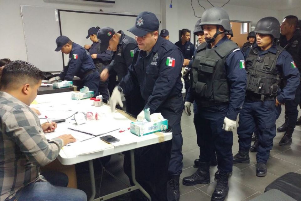 Policias de Nuevo León se someten a antidoping en Apodaca (Twitter @rayelizalder)
