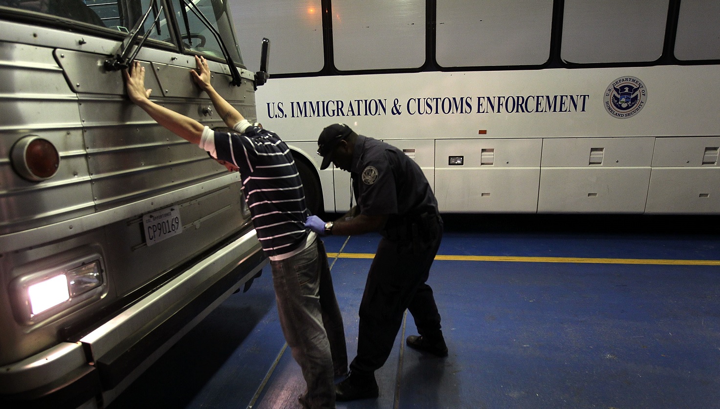 Un inmigrante mexicano indocumentado es detenido por policías del Centro de Inmigración y Aduanas (ICE) (Getty Images)