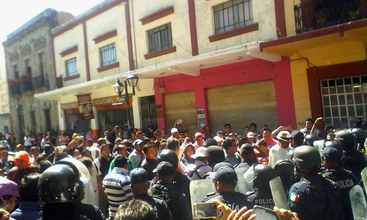 Policías lanzan gases lacrimógenos a miembros de la CNTE. (Noticieros Televisa)